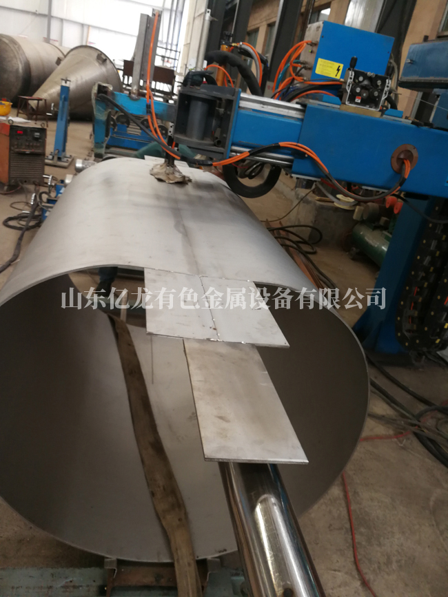 产品试板的钛设备铜体准备自动焊接中.jpg
